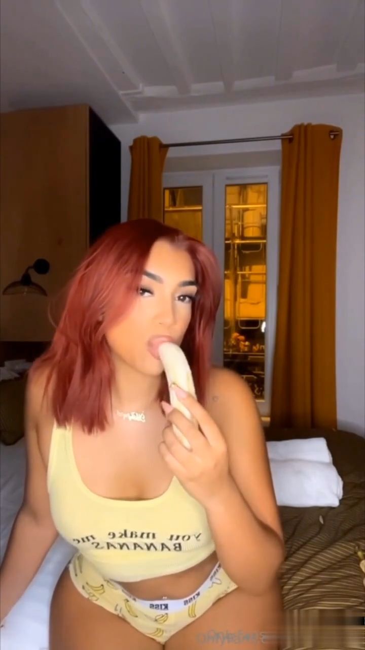 mel popss suce une banane